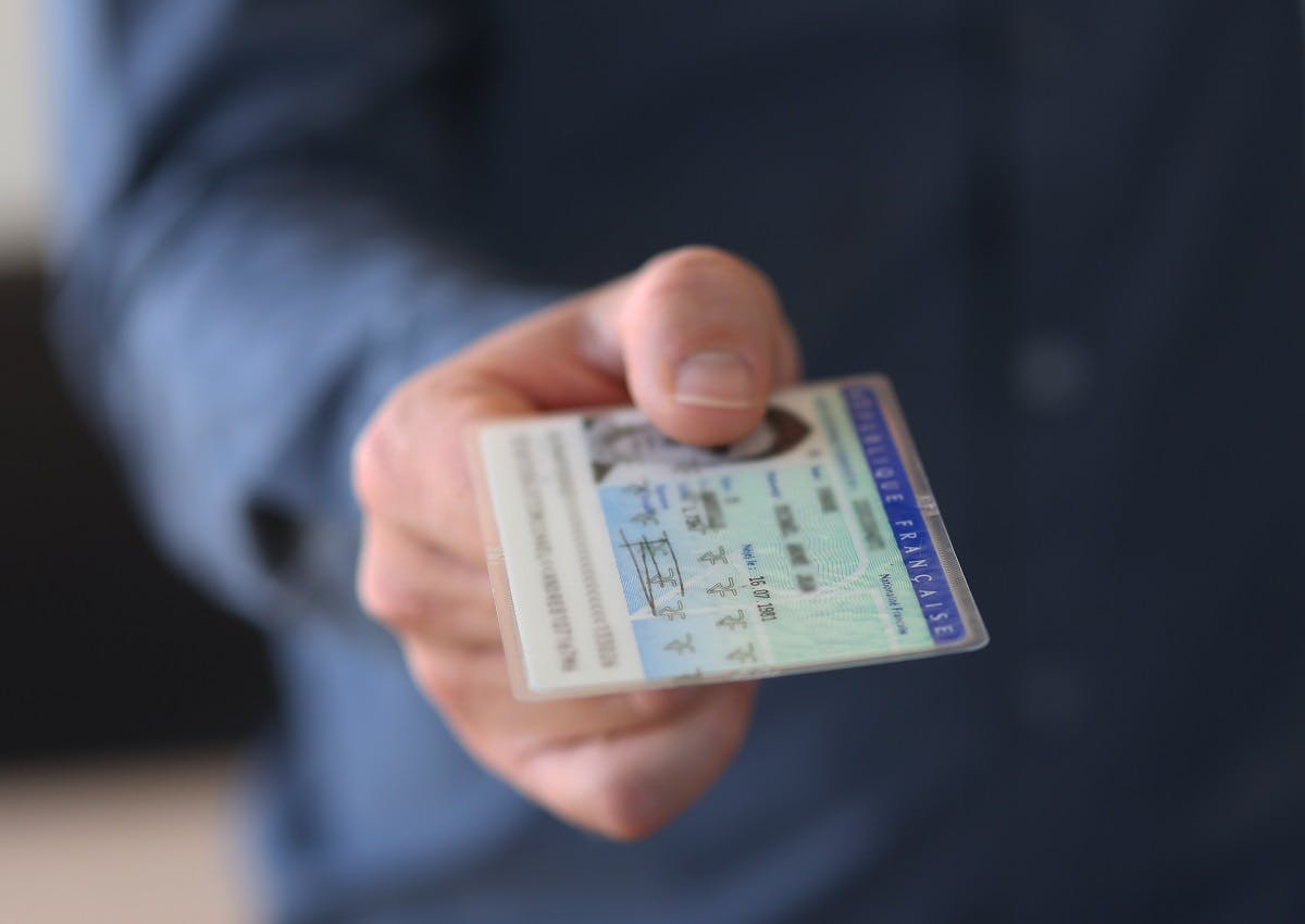 francais presentant une carte d'identite