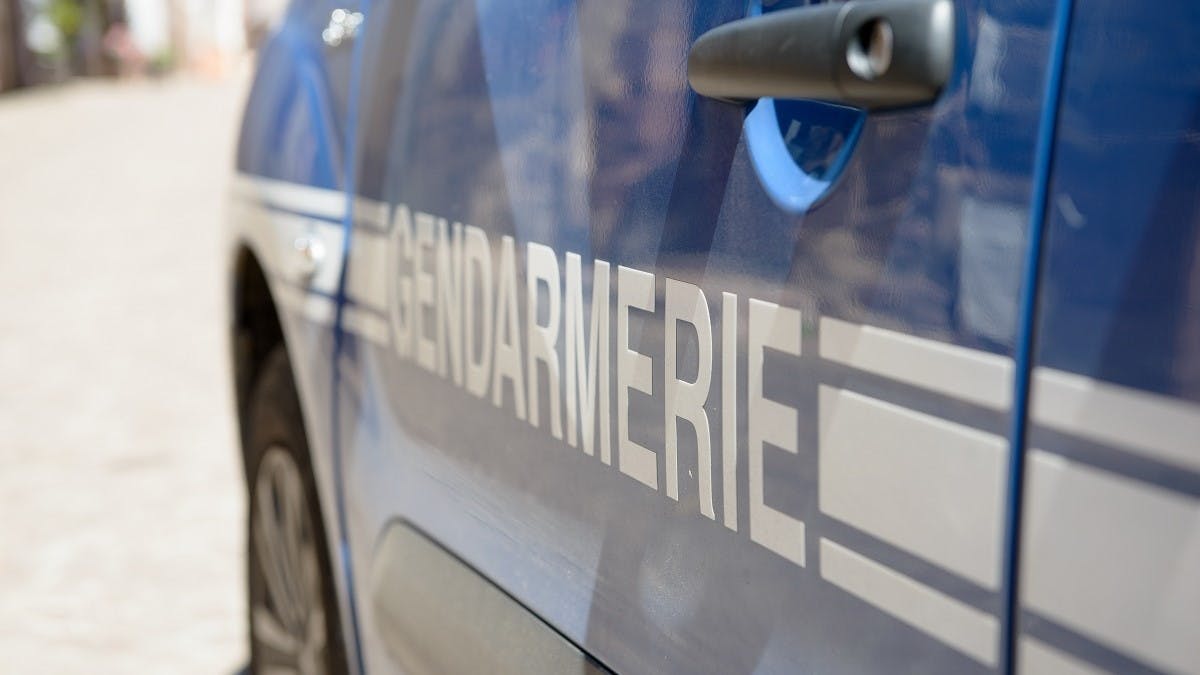 Marquage d'une voiture de gendarmerie