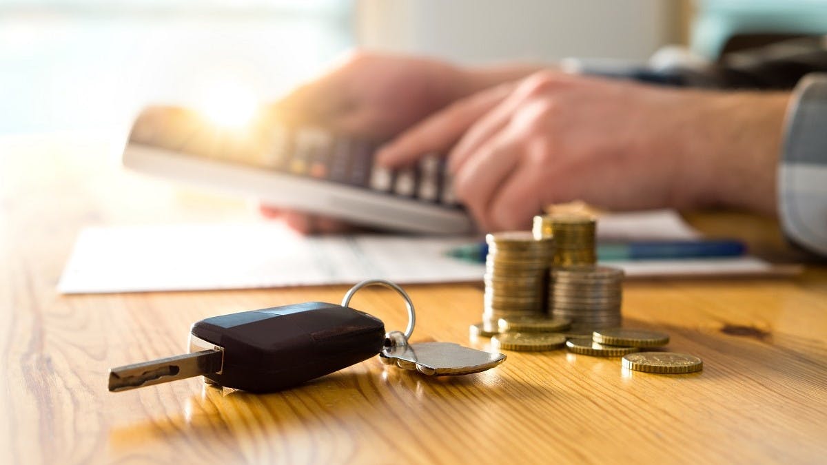Conducteur calculant le prix de son contrat d'assurance auto