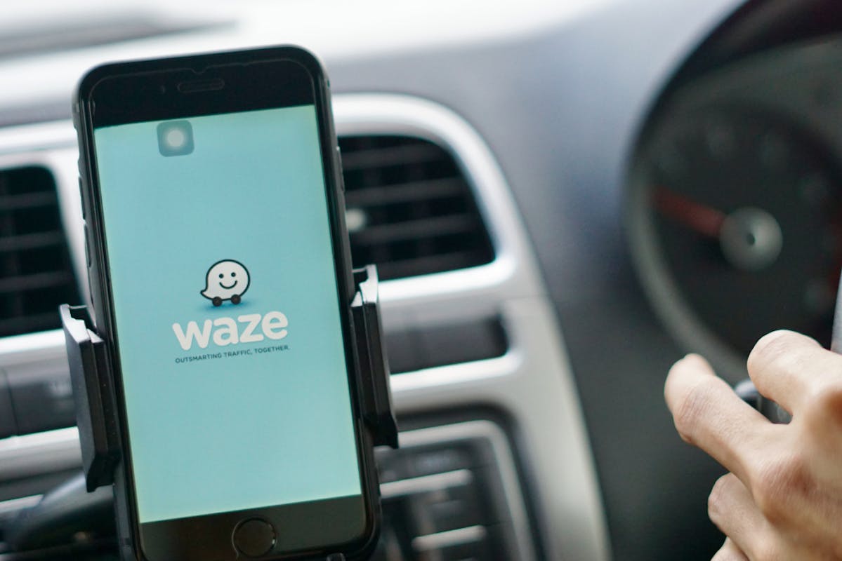 Application Waze d'un conducteur au volant