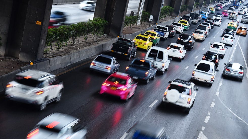 File de vehicules ralentissant sur une voie rapide