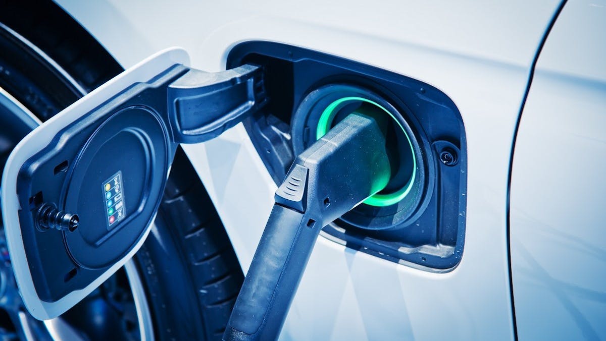 Voiture electrique branchee a une borne