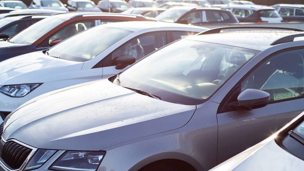 Nombreux vehicules stationnes dans un même parking