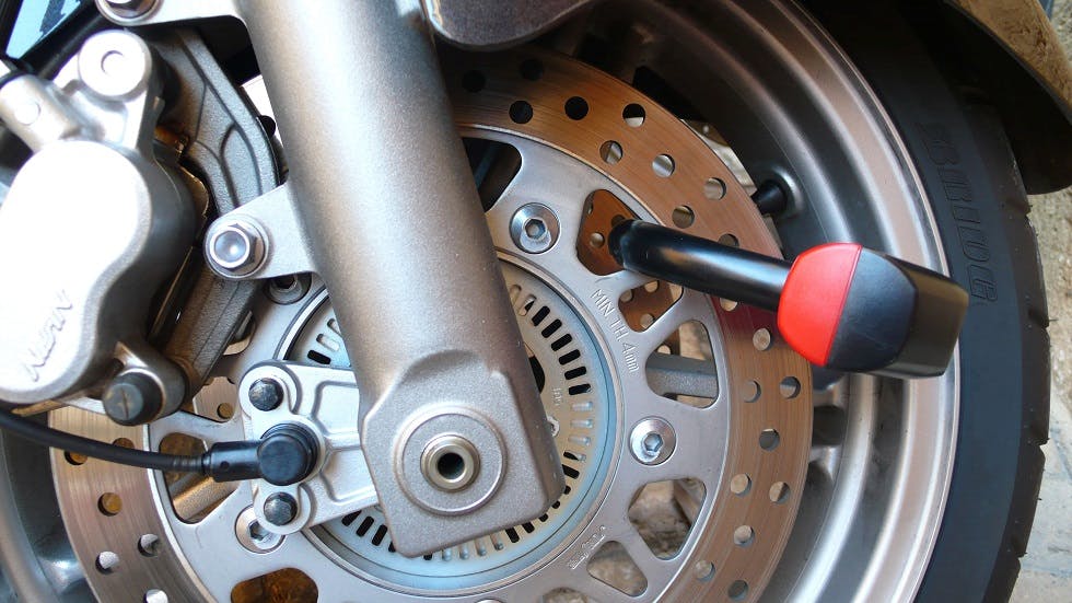Antivol positionne sur la roue d'une moto