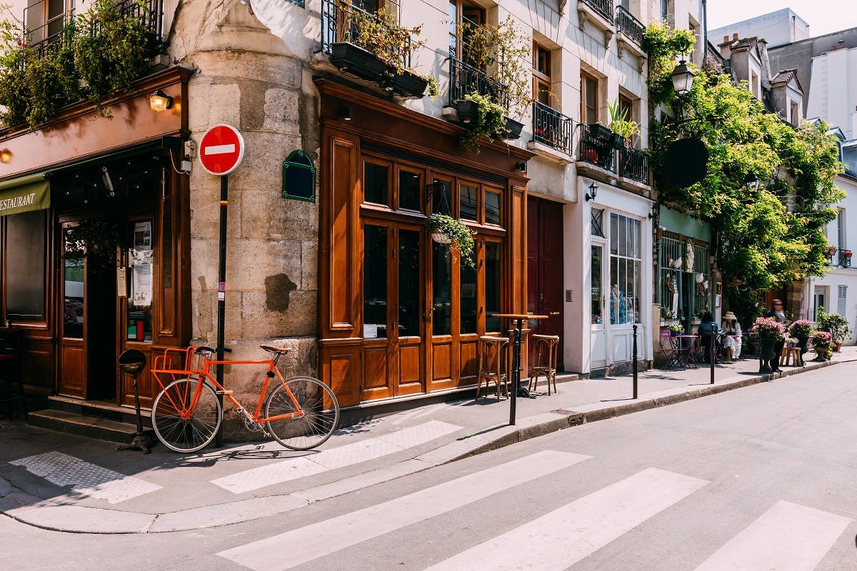 Velo et terrasse sur un trottoir