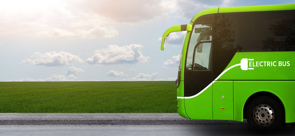 Bus électrique au bord d'un champ