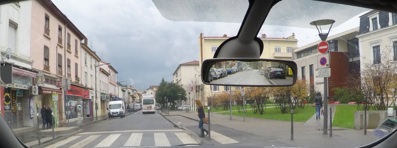 Photographie d'un usager traversersant un passage pieton.