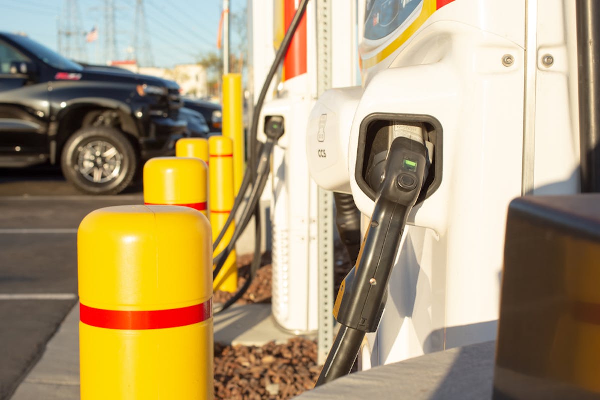Recharge voiture électrique sur un parking