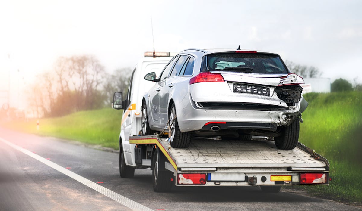 Dépanneuse portant un véhicule accidenté
