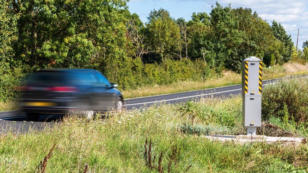 Automobile circulant rapidement devant un radar
