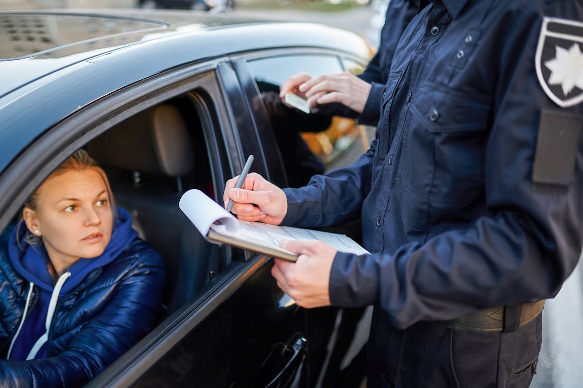 Jeune conductrice controlee par un policier