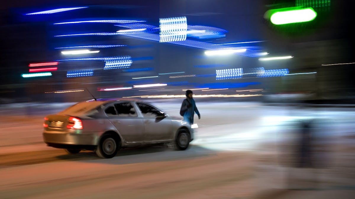 Situation dangereuse entre pieton et voiture de nuit