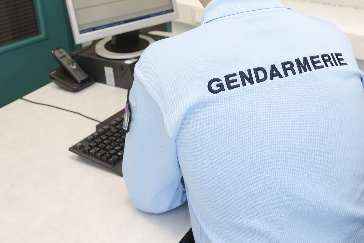 Gendarme devant un ordinateur sur un bureau