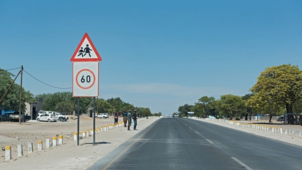 Panneau de limitation de vitesse et de danger de traversee d'enfants Africain