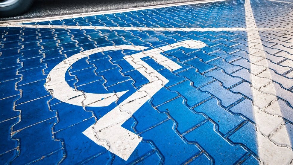 Marquage au sol reserve au stationnement des usagers handicapes