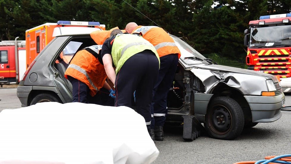 Pompiers intervenant sur un véhicule accidenté