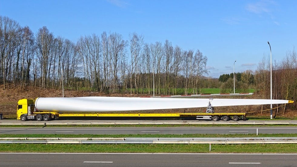 Convoi exceptionnel transportant la pale d'une eolienne