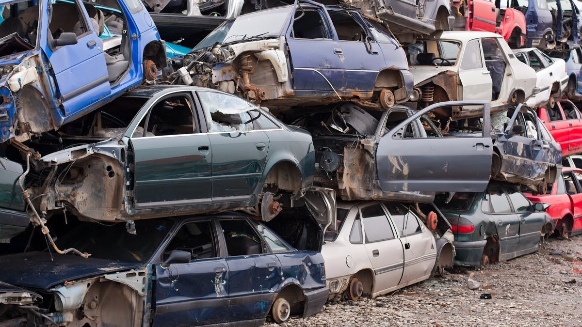 Groupes d'epaves automobiles dans une casse auto
