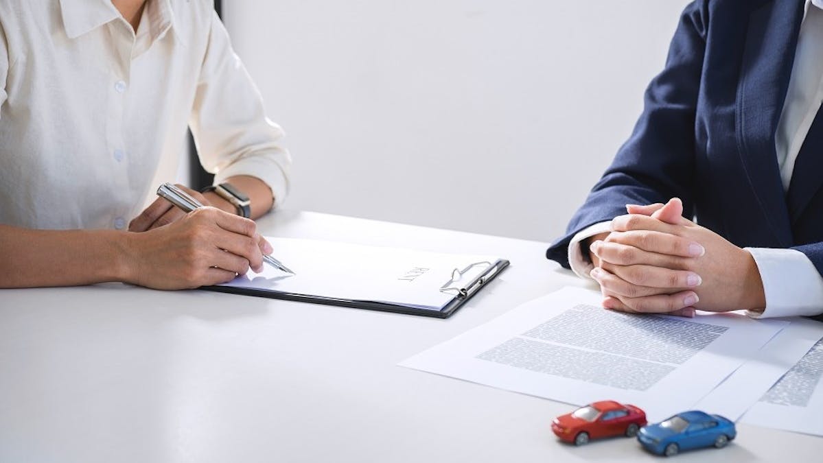 Conductrice signant un contrat d'assurance auto