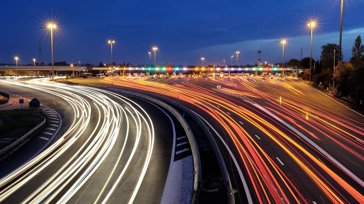 Lumieres de vehicules circulant sur autoroute