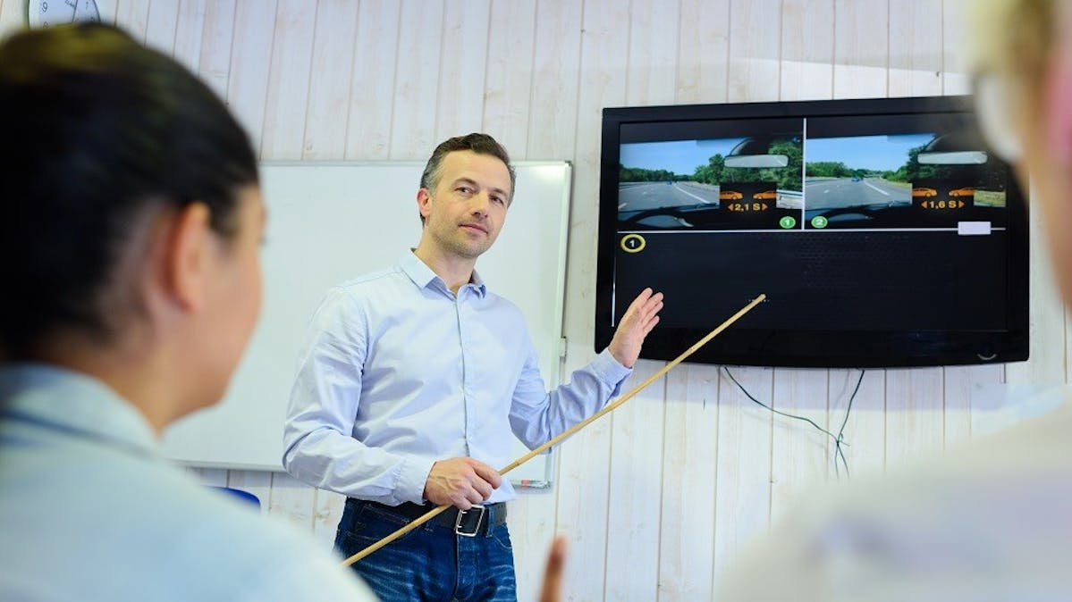 Aspirant conducteurs suivant une formation au code de la route en salle