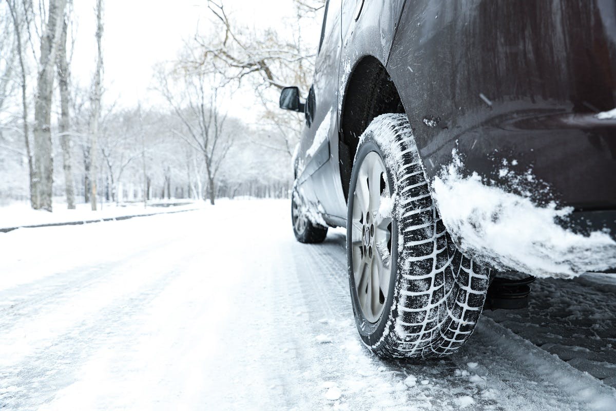 Voiture en circulation avec ses pneus couverts de neige