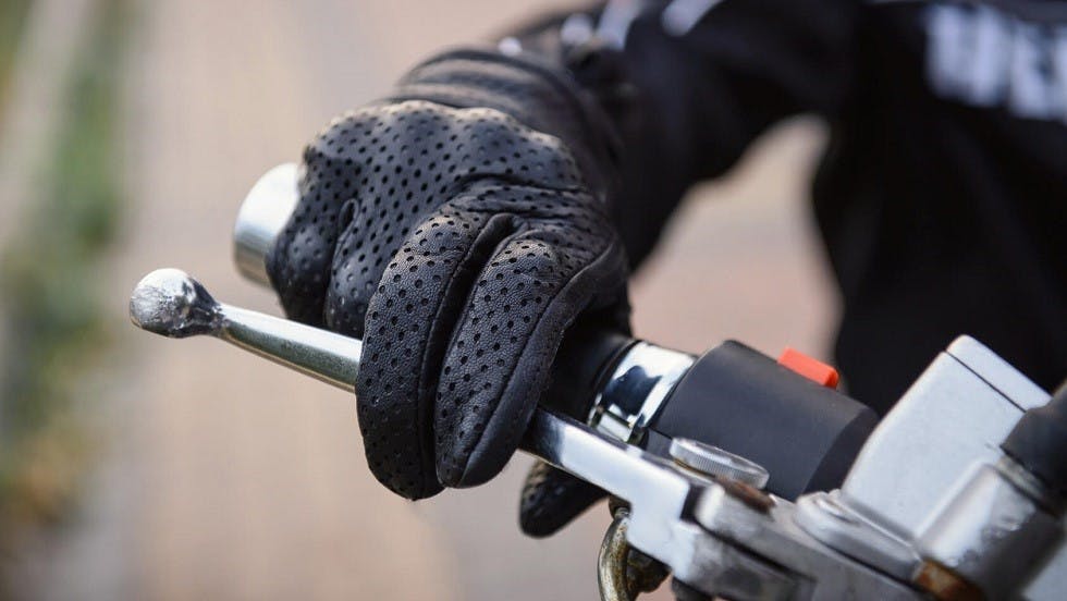 Motard appuyant sur les freins de son vehicule