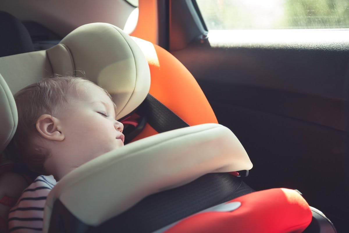 Enfant endormi seul dans une voiture