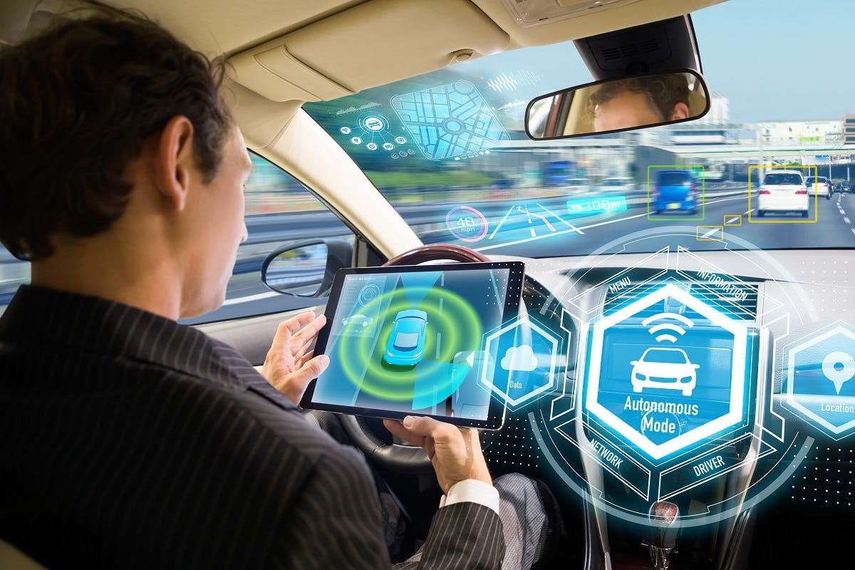 usager n'utilisant pas le volant de sa voiture autonome