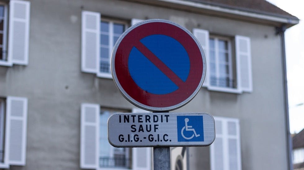 Stationnement interdit sauf usagers handicapes