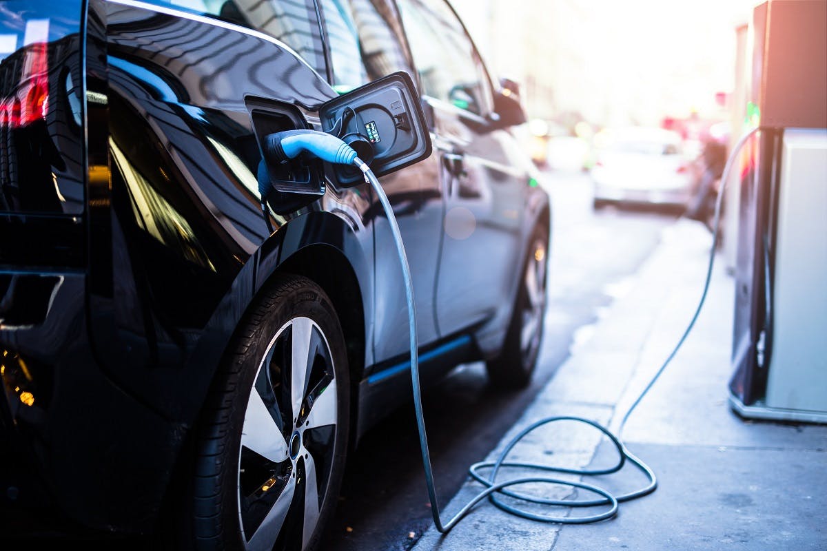 Voiture electrique branchee sur borne de recharge
