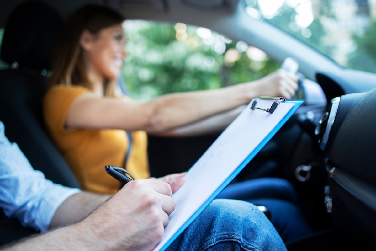 Examinateur du permis note une candidate