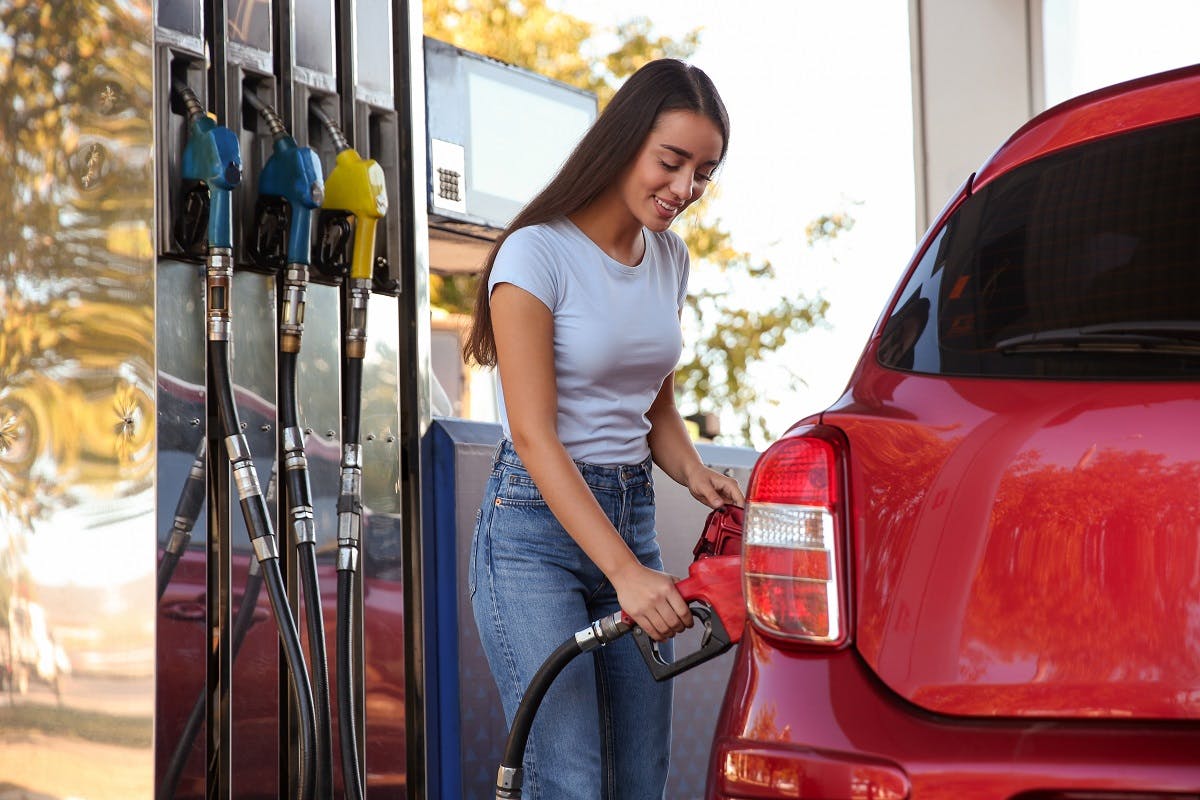 Jeune conductrice faisant le plein de superethanol