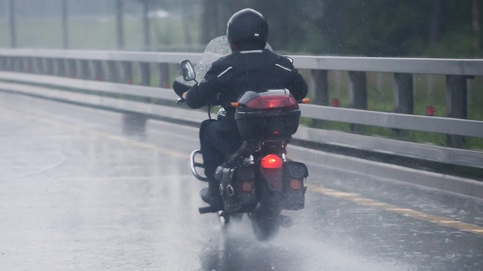 Conduite a moto sous la pluie
