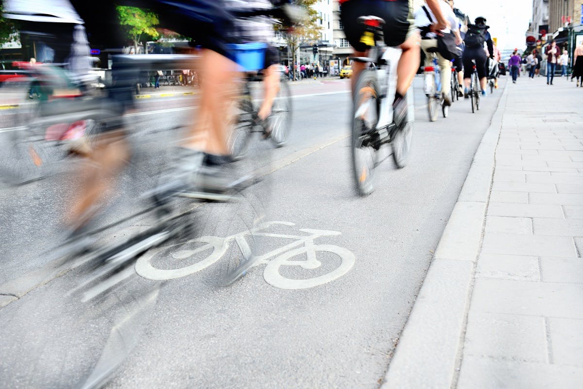 Groupe de cyclistes en circulation