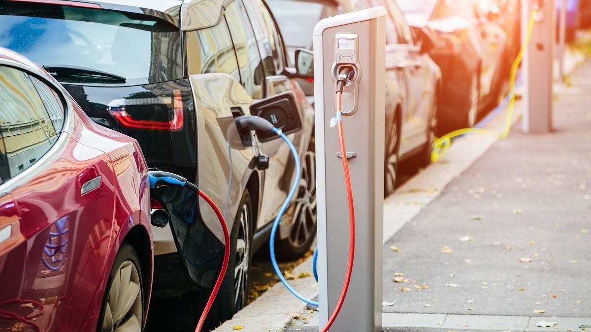 Voitures electriques en train de recharger