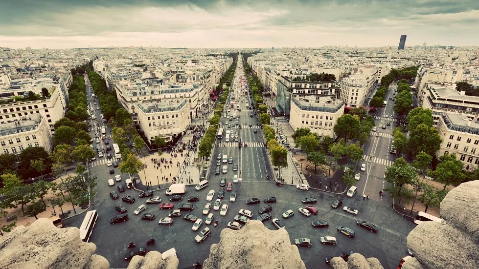 Comment réagir dans une intersection encombrée ? - Ornikar