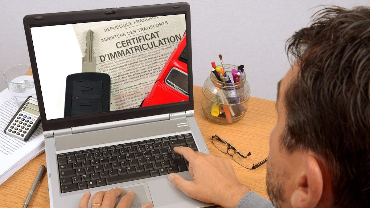 Conducteur realisant une demande de certificat d'immatriculation sur internet