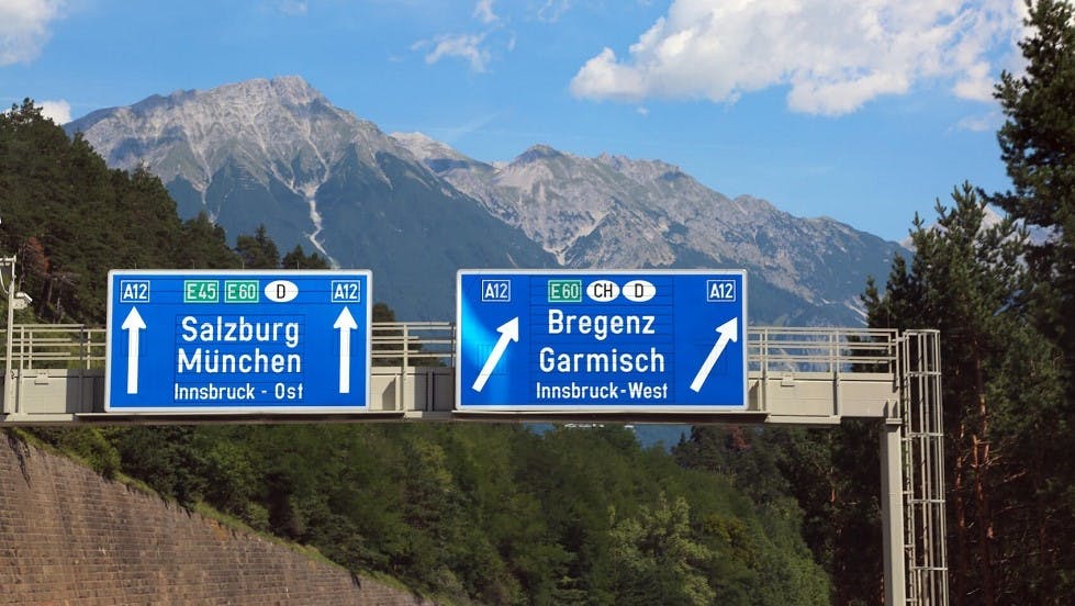 Panneaux d'autoroutes representant des voies europeennes en Allemagne