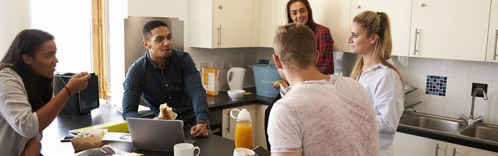Groupe de colocataires prenant un petit-déjeuner ensemble