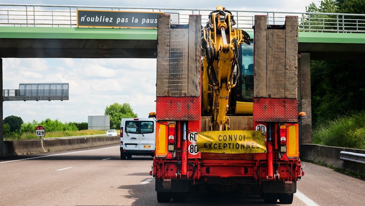 Vehicule de convoi exceptionnel croisant un pont