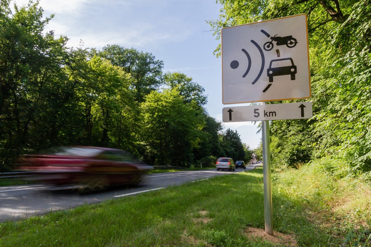 Panneau de controle de vitesse par radar fixe