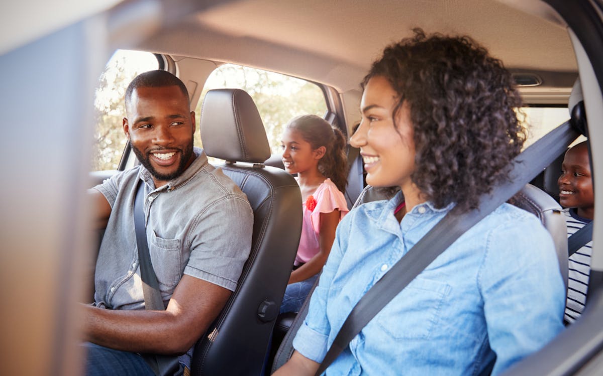Famille dans une voiture