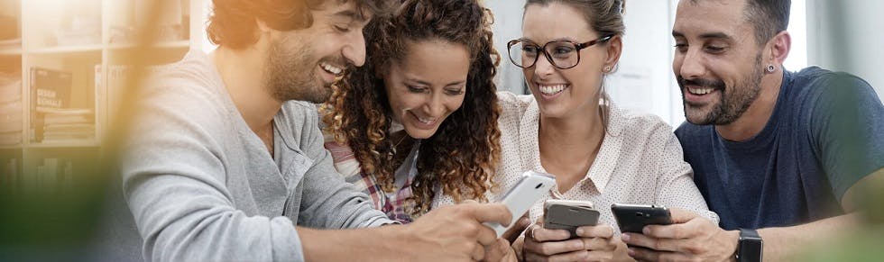 Groupe d'amis discutant de bons plans trouvés sur internet