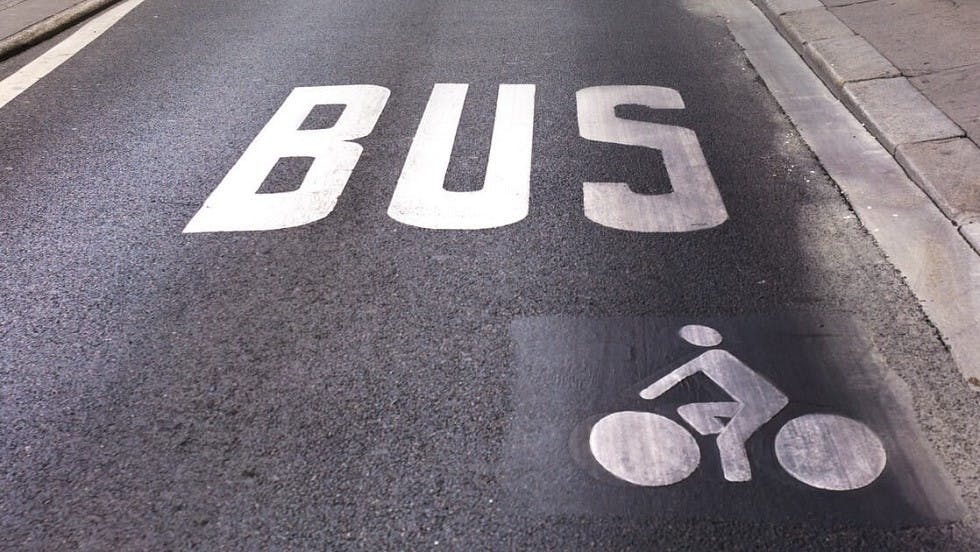 Voie de circulation reservee aux bus et cyclistes