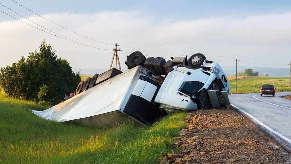 Camion renverse sur le bas-cote d'une route