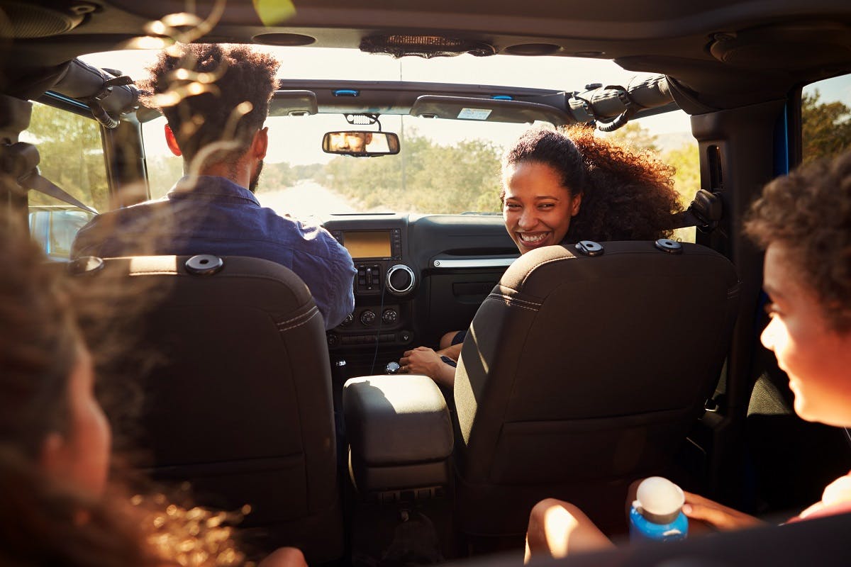 Famille realisant des economies lors un trajet pour leurs vacances d'ete