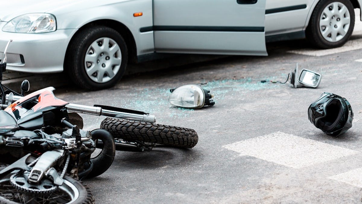 Accident impliquant une voiture et une moto