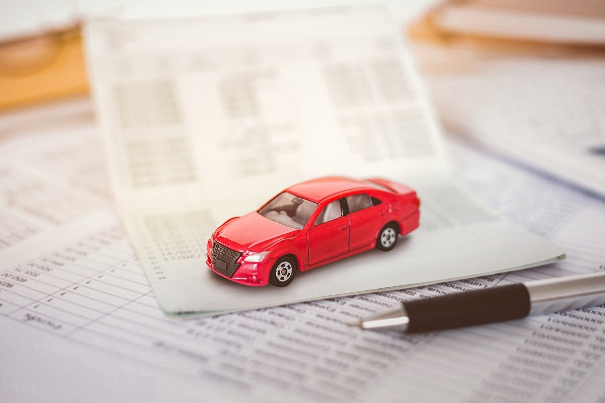 Proprietaire de voiture souscrivant une assurance
