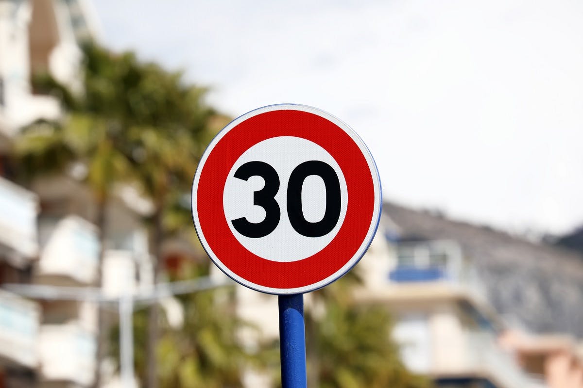 Panneau de limite de vitesse a 30 km/h